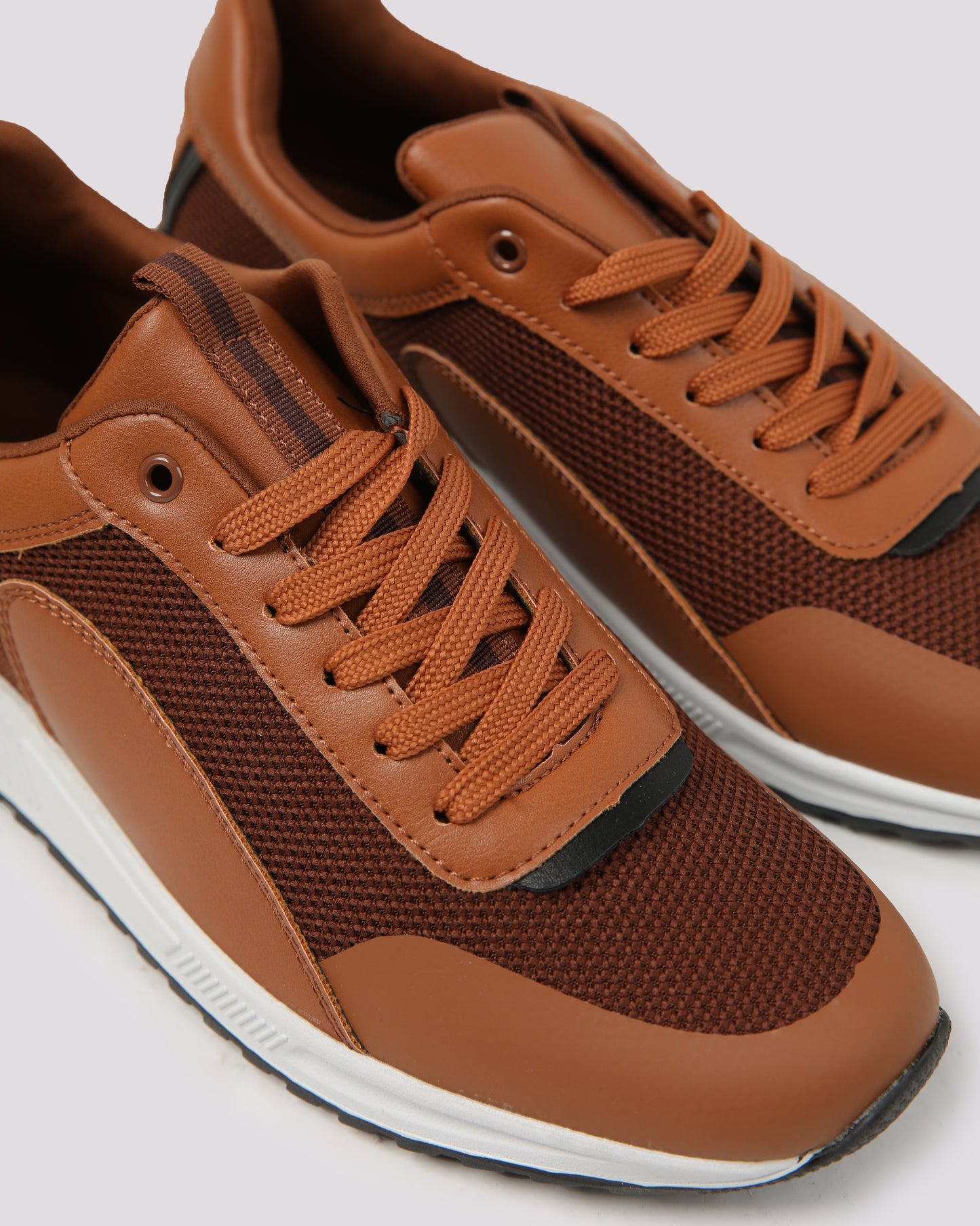 sports shoes price