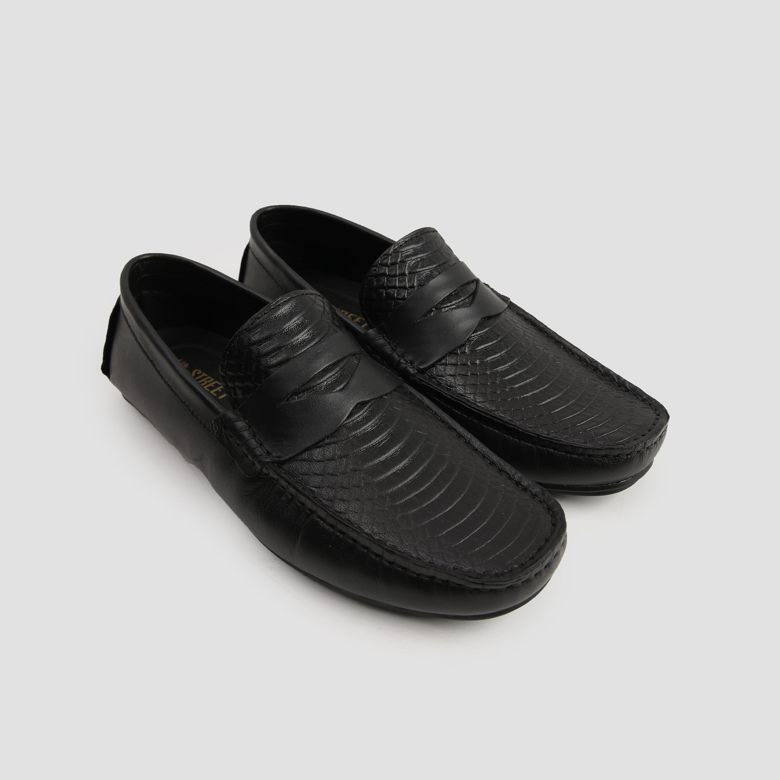 BLACK TEXTURED COMFY MOCCASIN