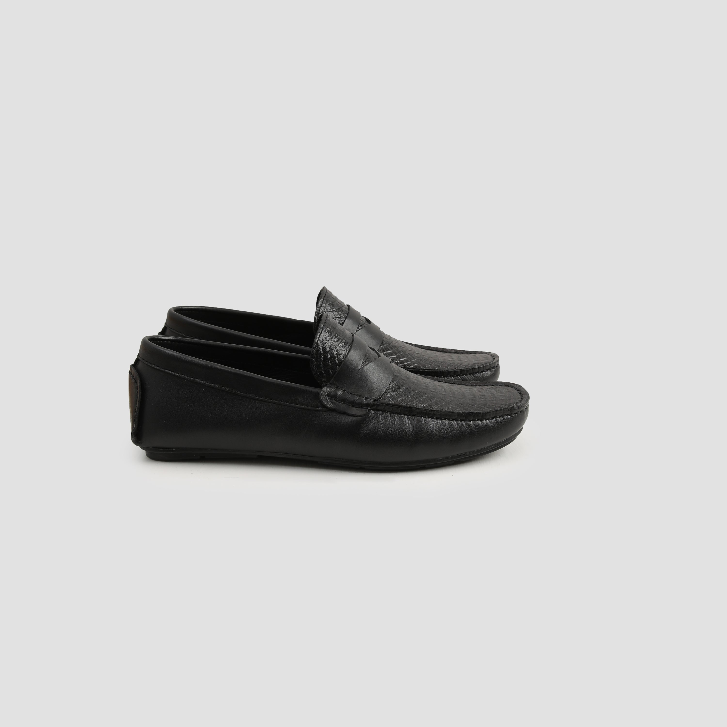 BLACK TEXTURED COMFY MOCCASIN