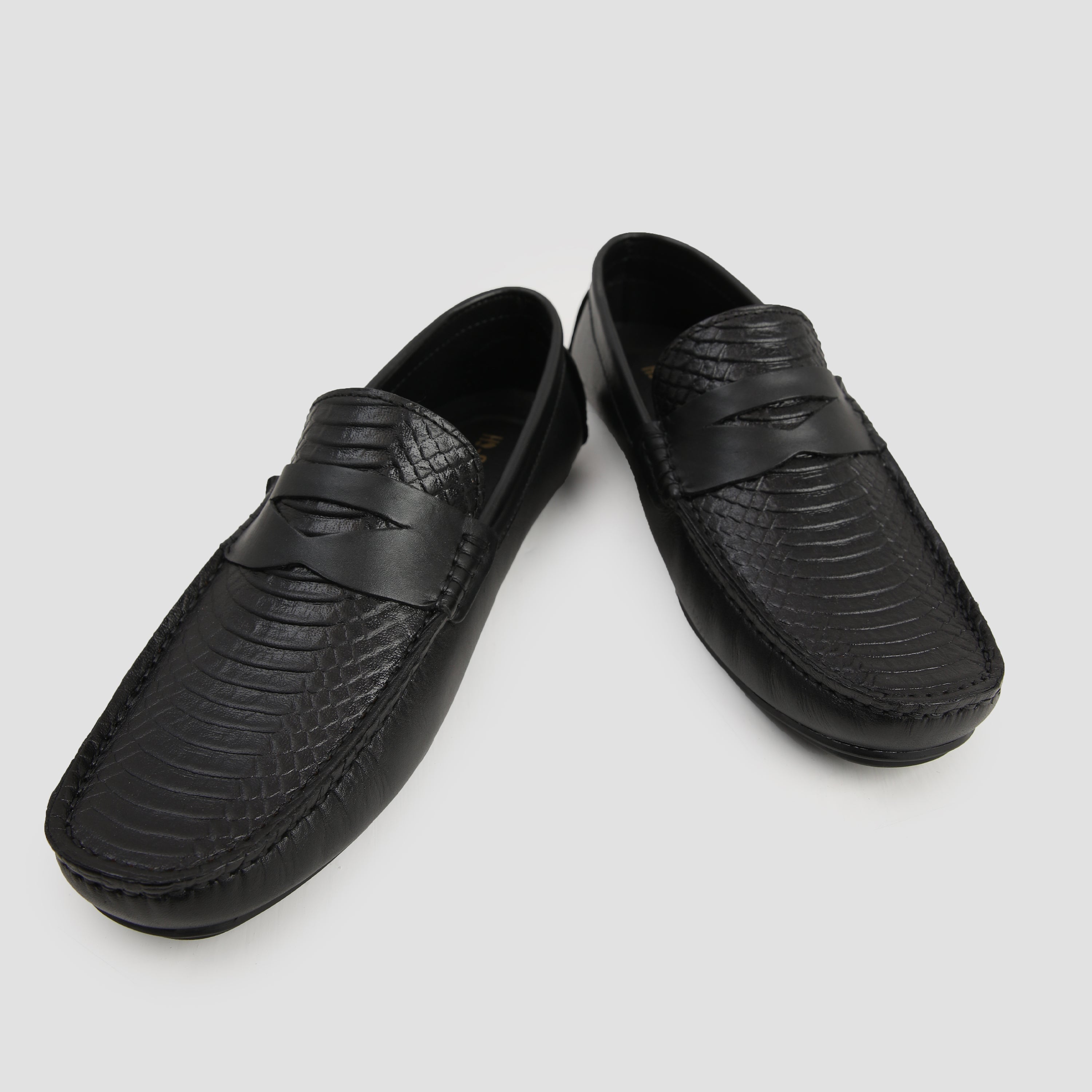 BLACK TEXTURED COMFY MOCCASIN