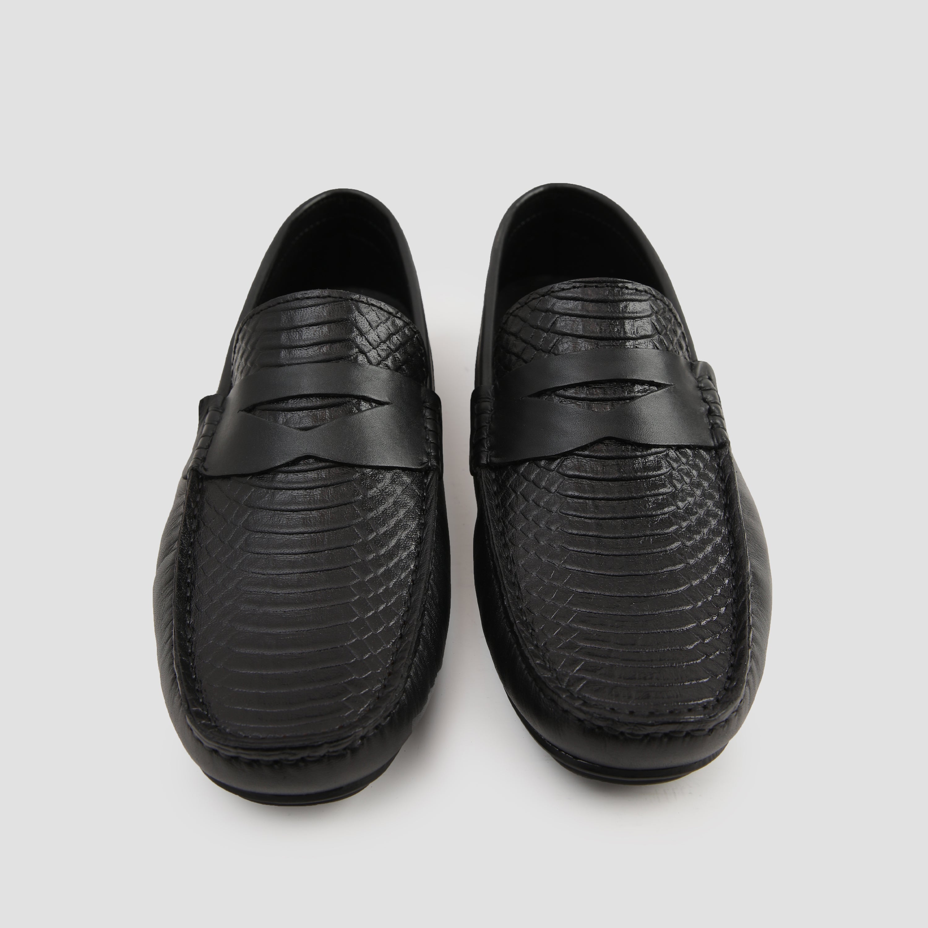 BLACK TEXTURED COMFY MOCCASIN