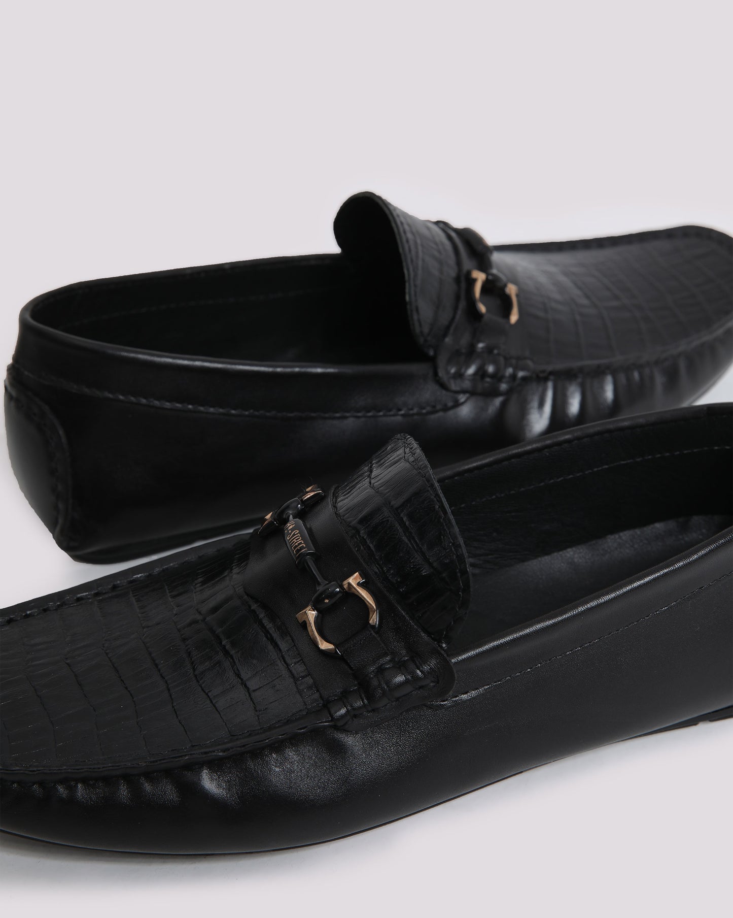 BLACK CROCOTEXTURED MOCASSIN