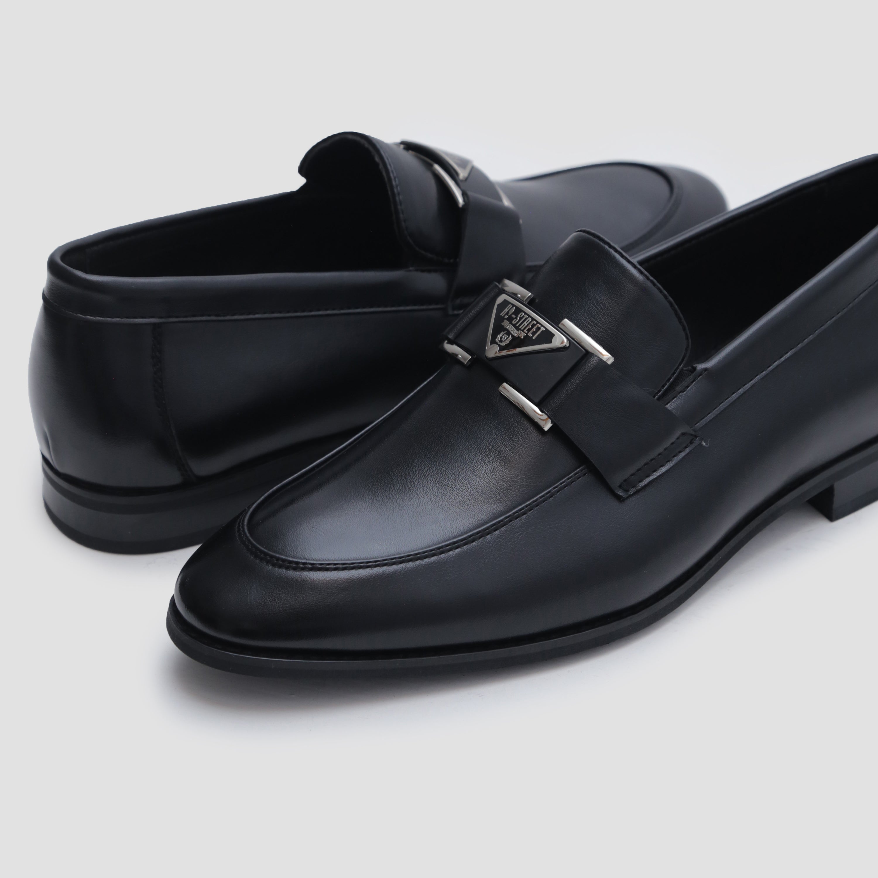 BLACK SHOES WITH BUCKLE