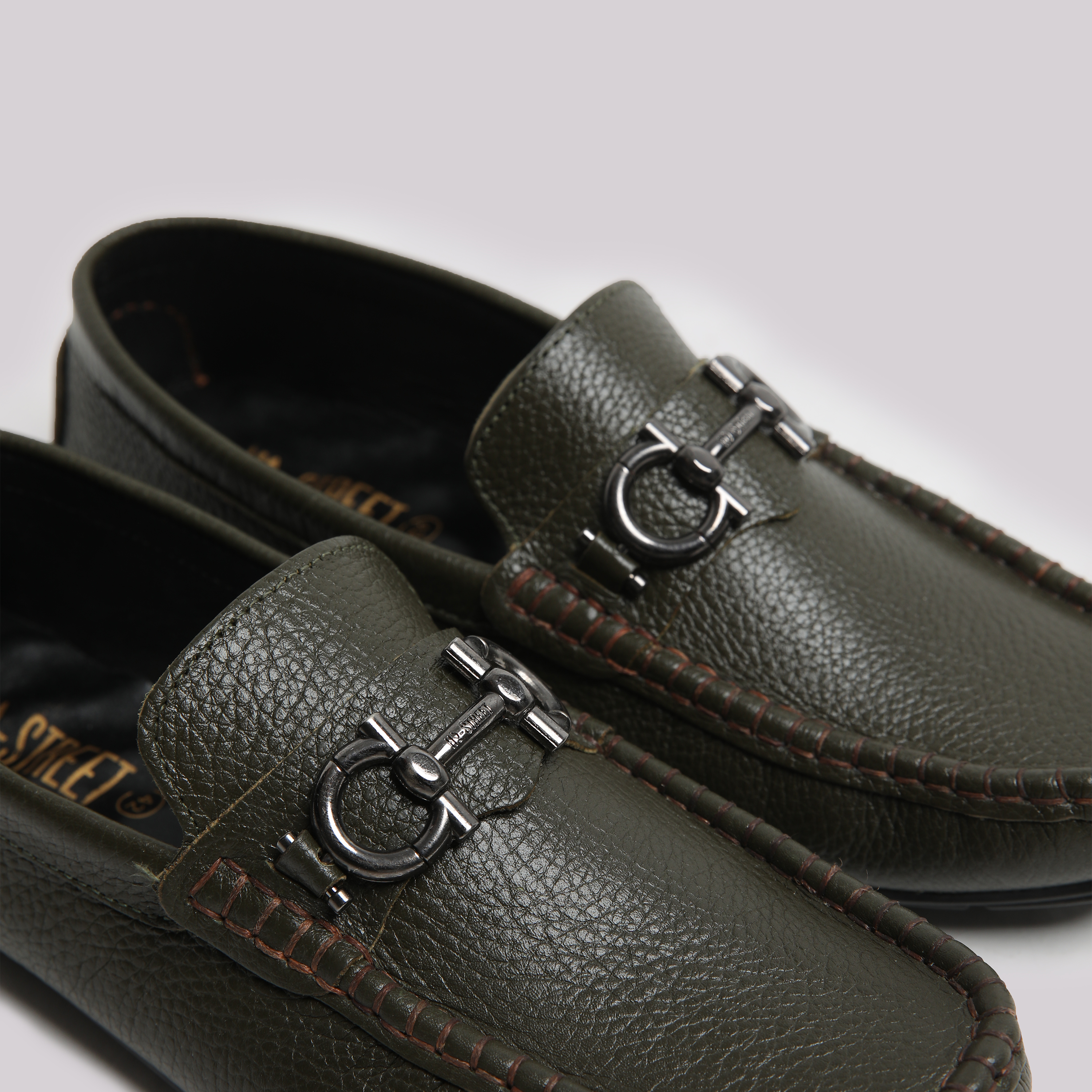 SOFT LEATHER BUCKLE MOCCASIN
