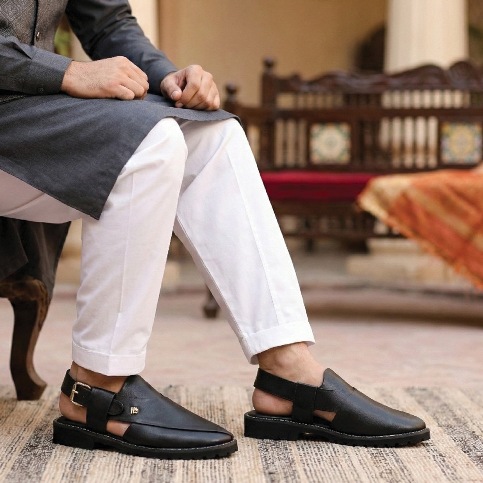 BLACK LEATHER TRADITIONAL SANDAL