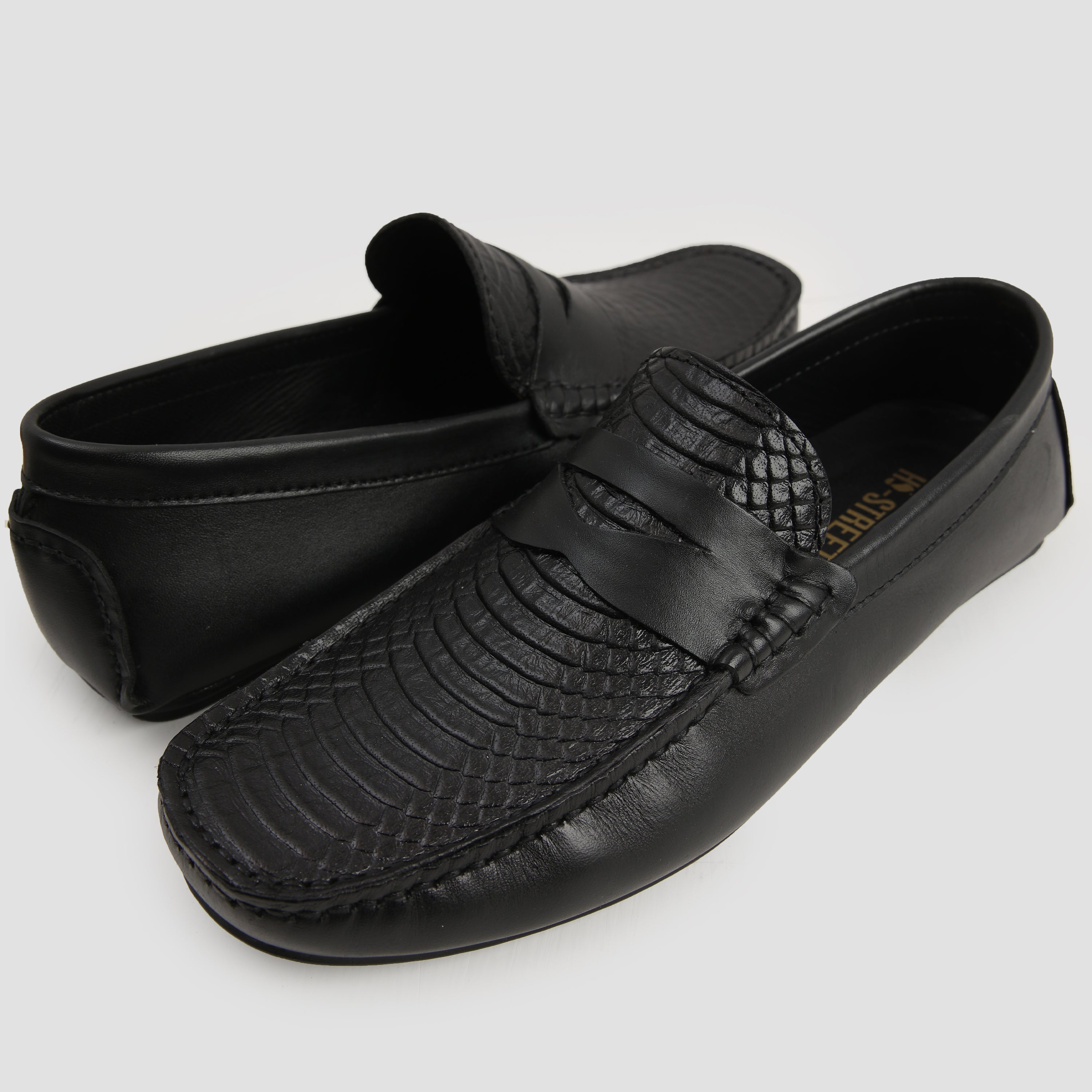 BLACK TEXTURED COMFY MOCCASIN