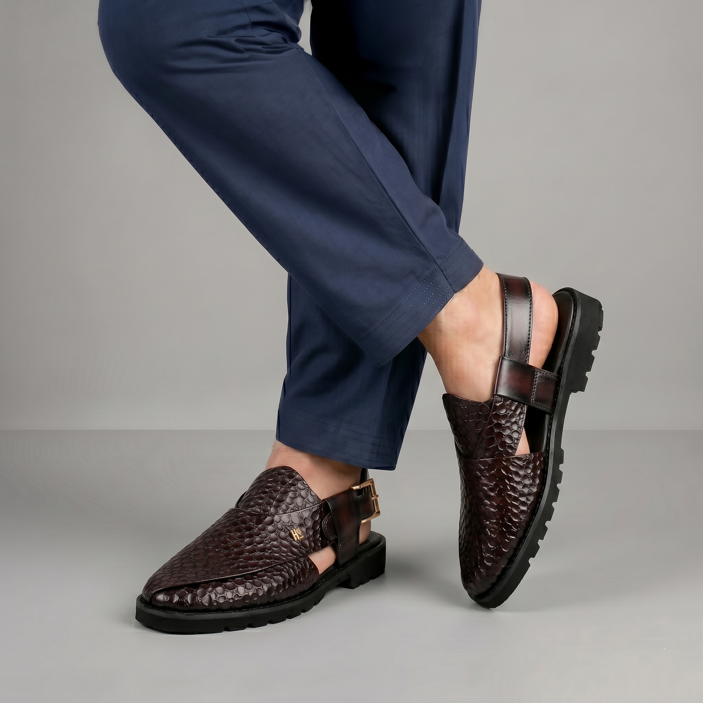 TEXTURED LEATHER COMFORT SANDAL