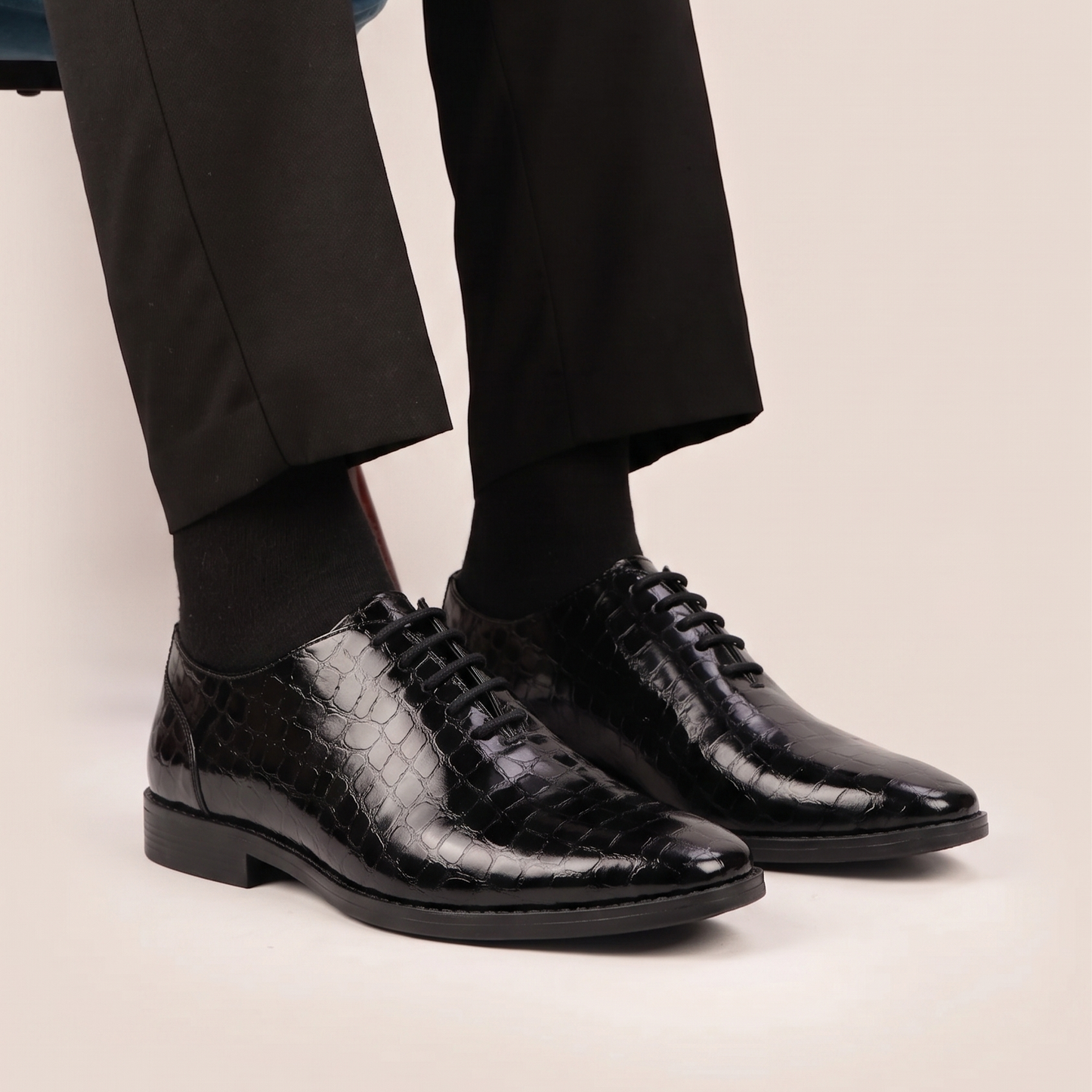 BLACK TEXTURED LACE UP SHOES
