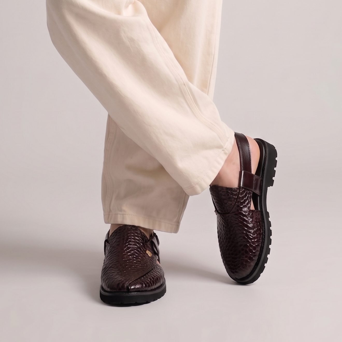TEXTURED LEATHER COMFORT SANDAL