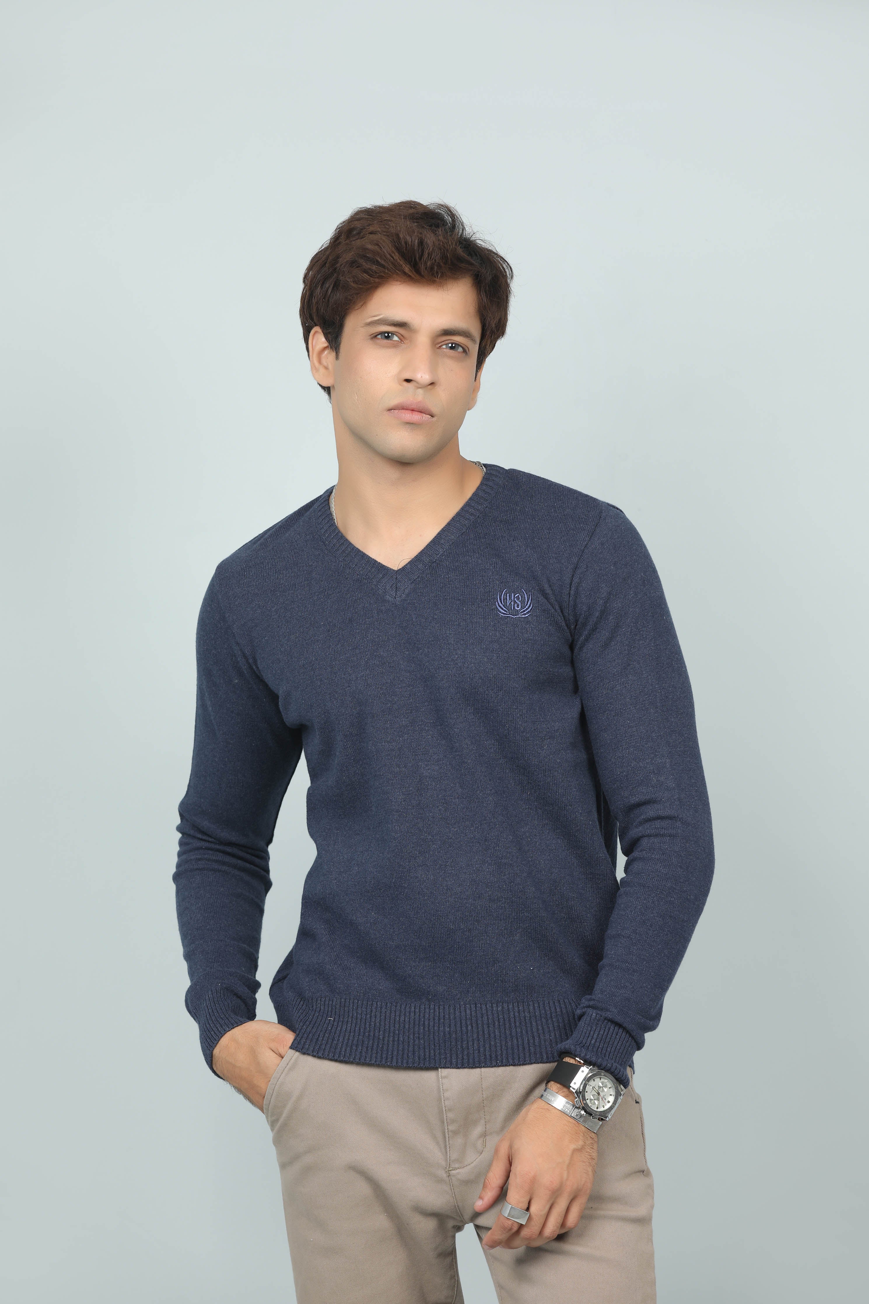 BASIC V-NECK SWEATER