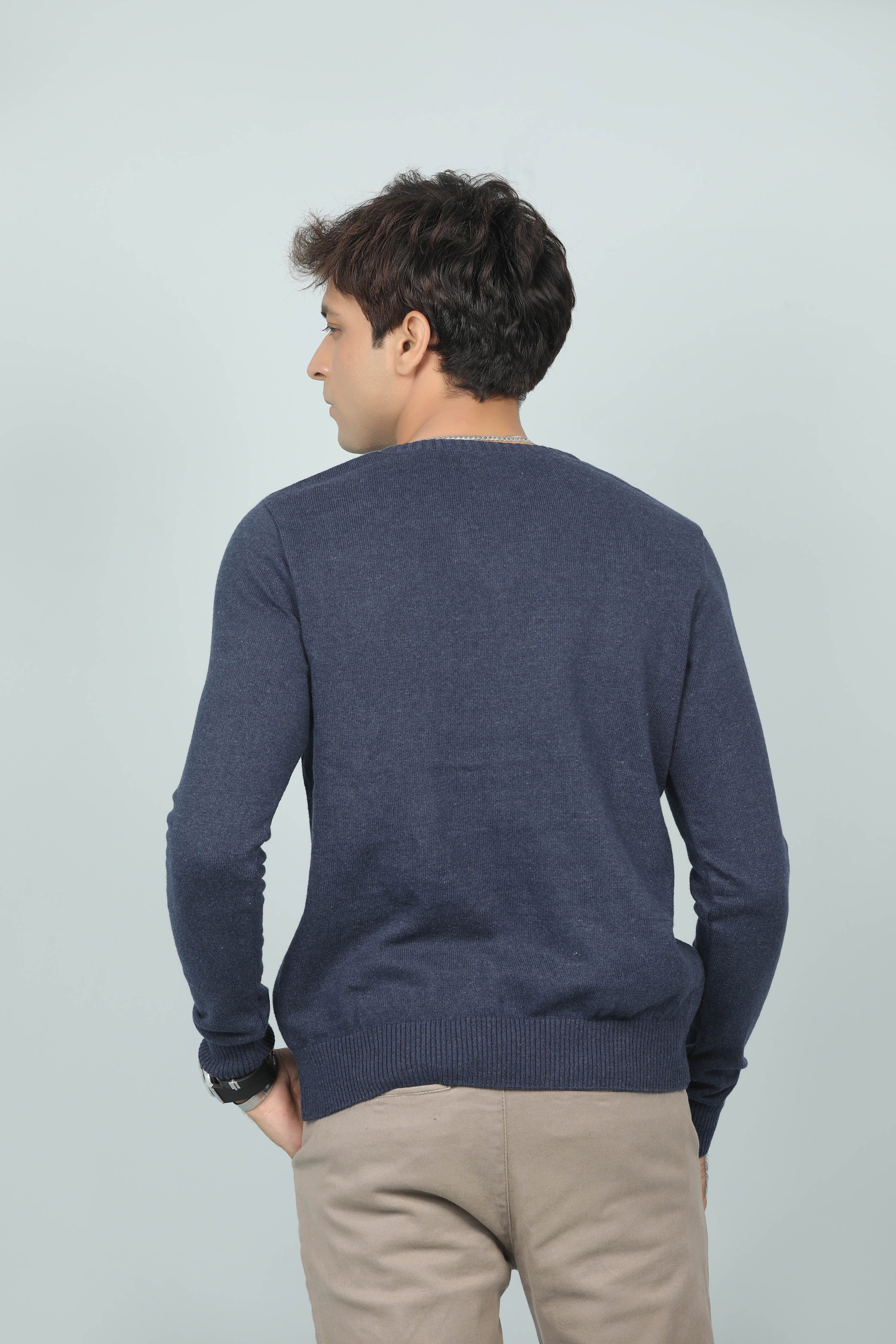 BASIC V-NECK SWEATER