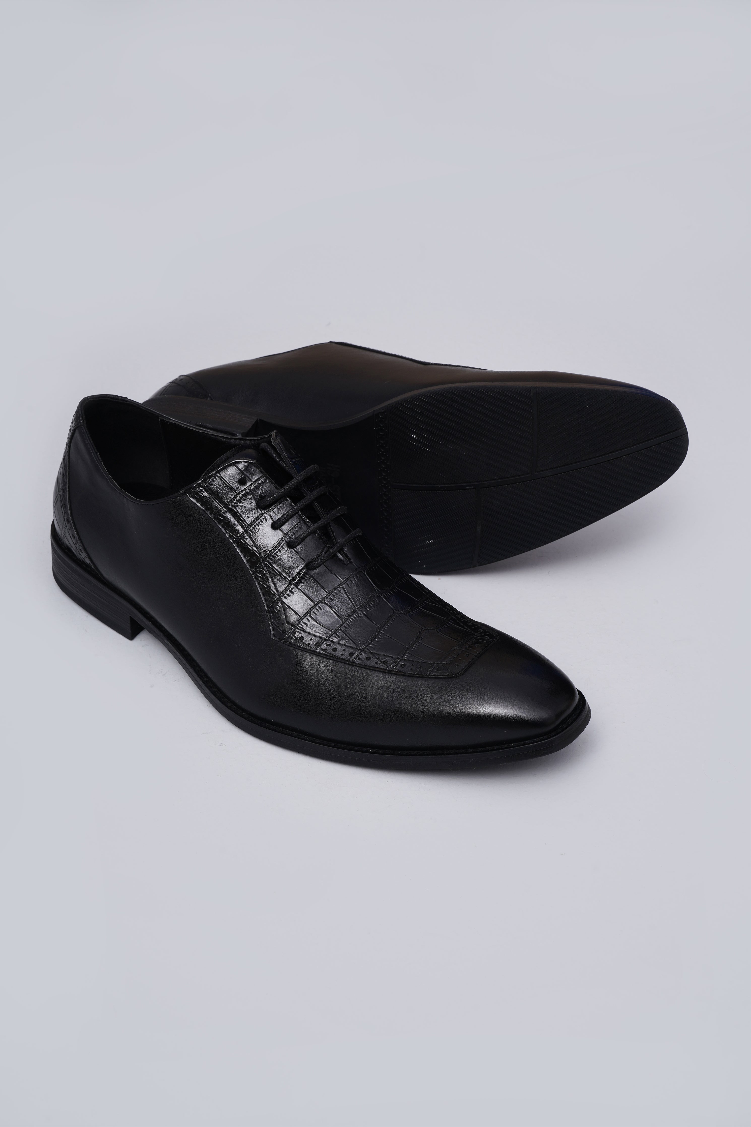 BLACK TEXURED LACE UP SHOES